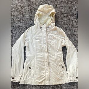 The North Face Women's cream raincoat small hyvent